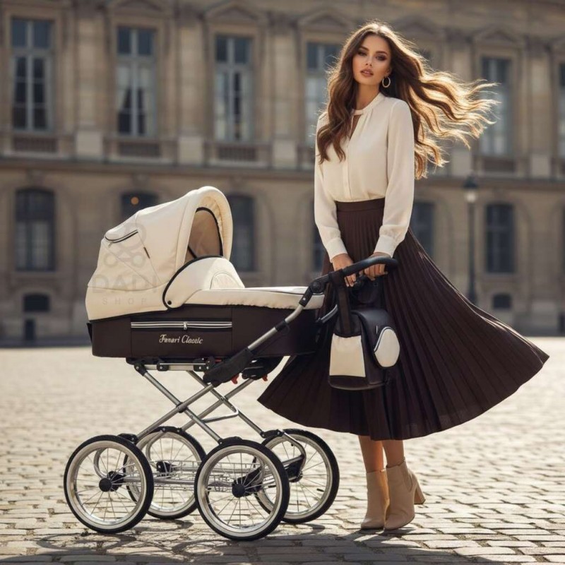 Kobieta w brązowej spódnicy obok beżowo-brązowego wózka retro Fanari Classic na miejskim placu.